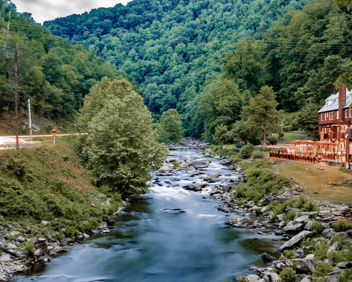 The lodge set along the Cheoah River