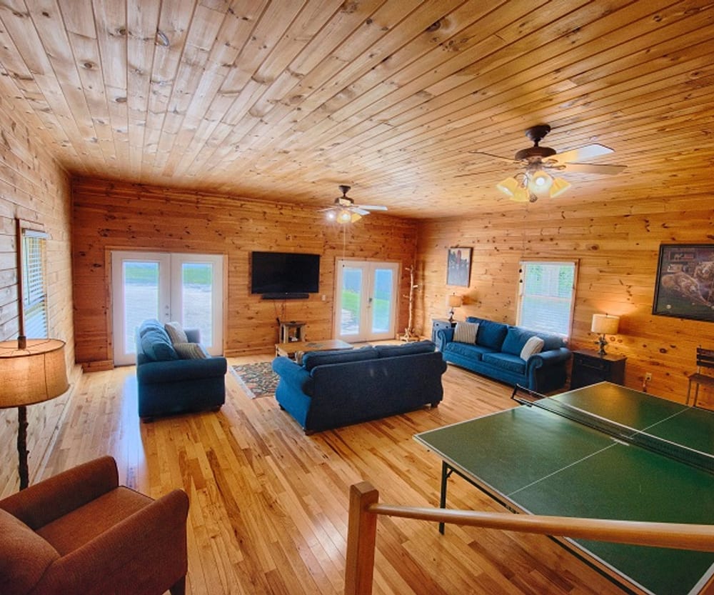 Cabin great room with a pine ceiling